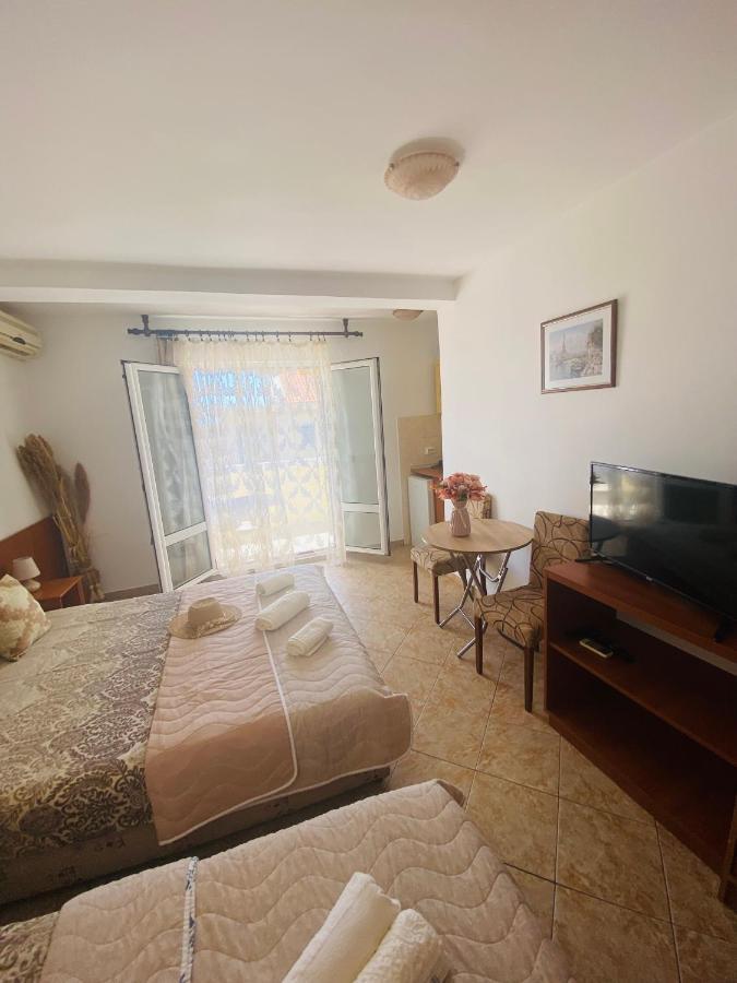 Miomir Perazic Apartments Petrovac Luaran gambar