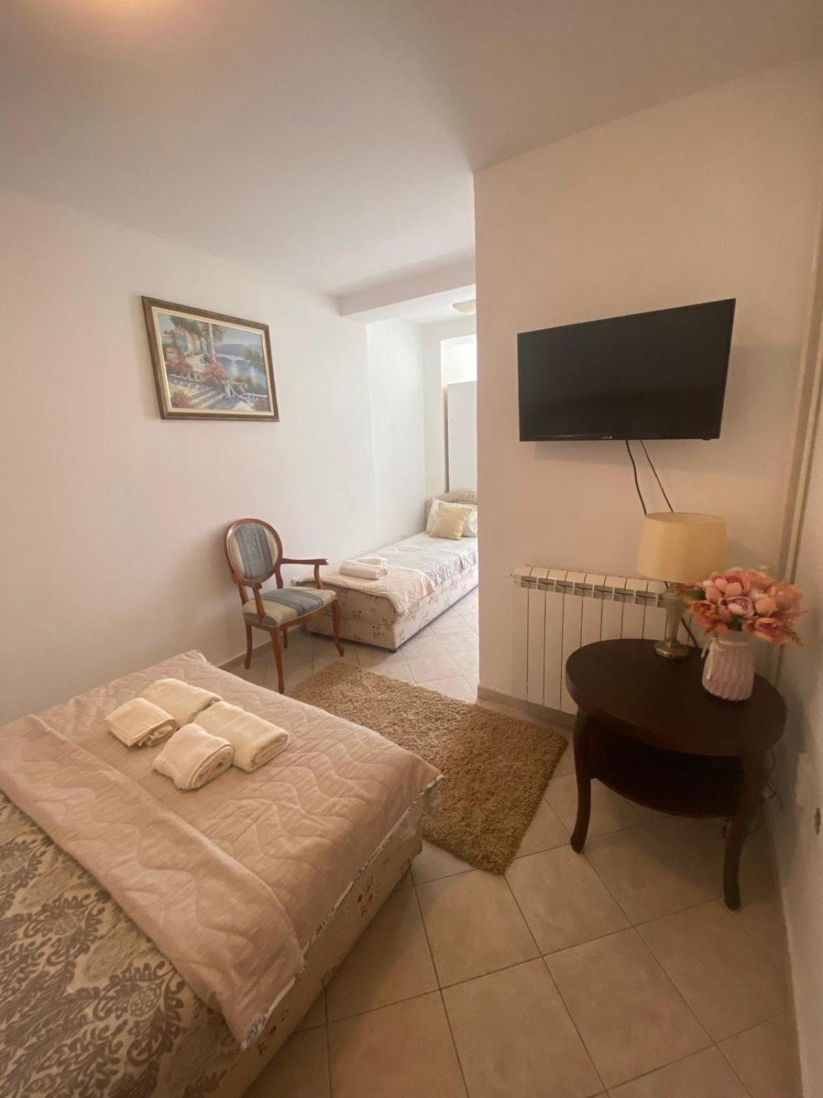 Miomir Perazic Apartments Petrovac Luaran gambar