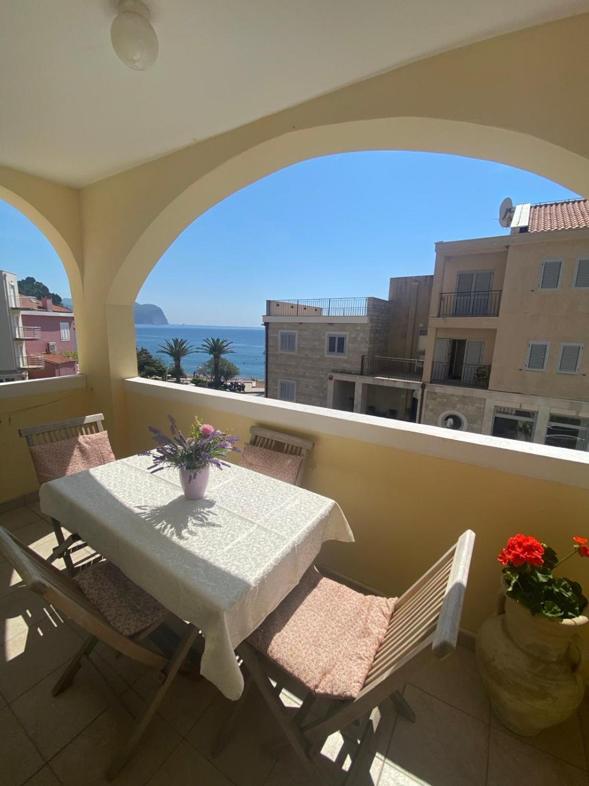 Miomir Perazic Apartments Petrovac Luaran gambar