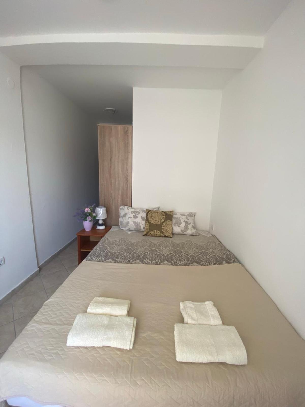 Miomir Perazic Apartments Petrovac Luaran gambar